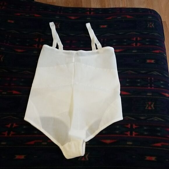 VINTAGE🌷ANOTHER YOUTHFUL CREATION🌷White Guardle New - Picture 6 of 9